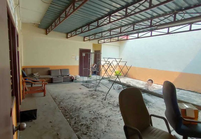 3 Storey Corner Shop Office