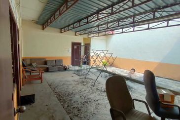 3 Storey Corner Shop Office