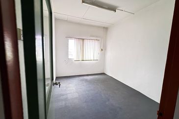 Freehold Corner 2-Sty Shop for Rent SS2