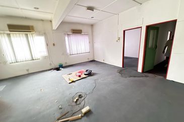 Freehold Corner 2-Sty Shop for Rent SS2