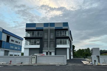 2.5 Storey Semi D Factory For Sale Balakong Jaya Cheras