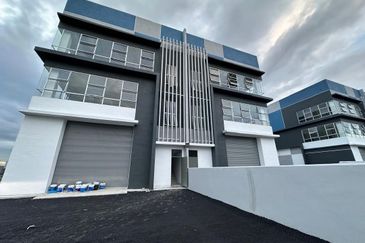 2.5 Storey Semi D Factory For Sale Balakong Jaya Cheras