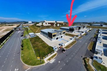 Eco Business Park Central Gate 1.5 Sty Semi-D Corner Factory For Sale