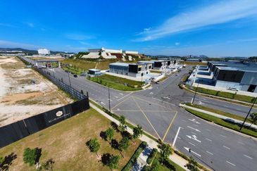 Eco Business Park Central Gate 1.5 Sty Semi-D Corner Factory For Sale