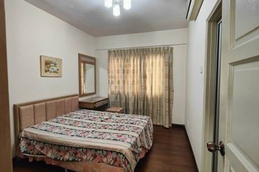 CONDOMINIUM GOLDEN COAST (PANTAI MAS)