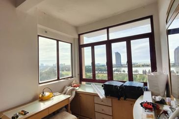 CONDOMINIUM GOLDEN COAST (PANTAI MAS)