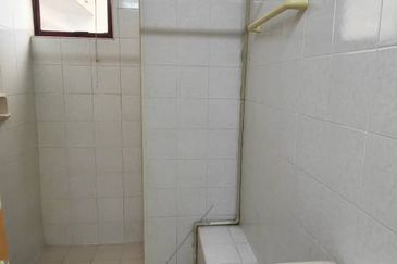 CONDOMINIUM GOLDEN COAST (PANTAI MAS)