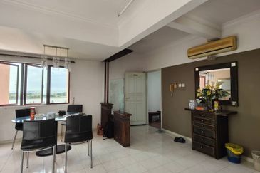 CONDOMINIUM GOLDEN COAST (PANTAI MAS)