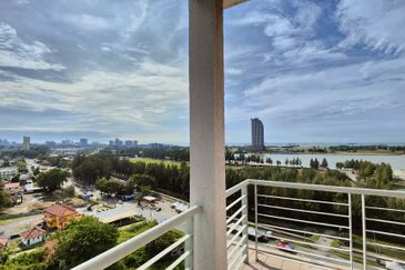 CONDOMINIUM GOLDEN COAST (PANTAI MAS)