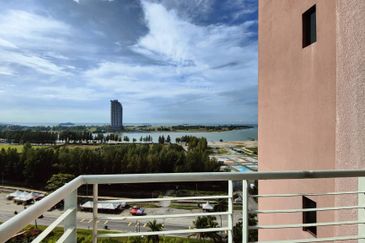 CONDOMINIUM GOLDEN COAST (PANTAI MAS)