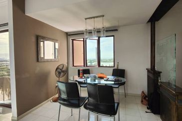 CONDOMINIUM GOLDEN COAST (PANTAI MAS)