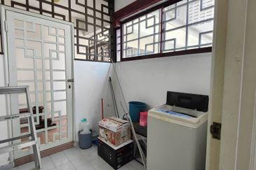 CONDOMINIUM GOLDEN COAST (PANTAI MAS)