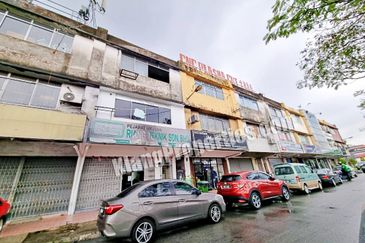 TAMAN SRI ANDALAS, 3 STRY SHOP FOR SALE, FRONTING MAIN ROAD. 20X80SF.  