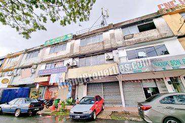 TAMAN SRI ANDALAS, 3 STRY SHOP FOR SALE, FRONTING MAIN ROAD. 20X80SF.  