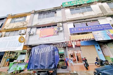 TAMAN SRI ANDALAS, 3 STRY SHOP FOR SALE, FRONTING MAIN ROAD. 20X80SF.  