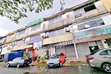 TAMAN SRI ANDALAS, 3 STRY SHOP FOR SALE, FRONTING MAIN ROAD. 20X80SF.  