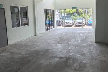 D'KEBUN COMMERCIAL CENTER, SHOP FOR SALE. 1130SF