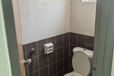 D'KEBUN COMMERCIAL CENTER, SHOP FOR SALE. 1130SF