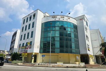 ROI 5% 4Sty Corner Commercial Klang Building ( Value Buy ) Facing Mainroad 