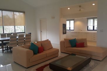 Bungalow w 4 Apartments 