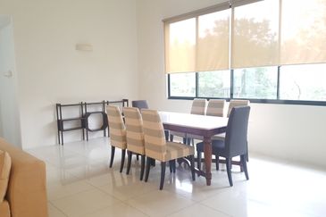 Bungalow w 4 Apartments 