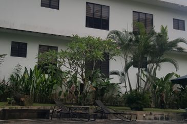 Bungalow w 4 Apartments 