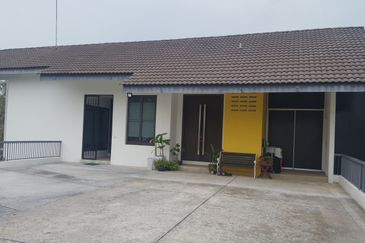 Bungalow w 4 Apartments 