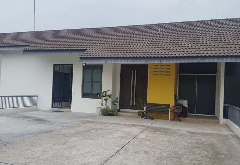 Bungalow w 4 Apartments 