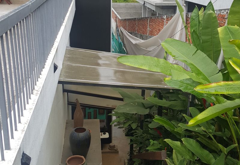 Bungalow w 4 Apartments 