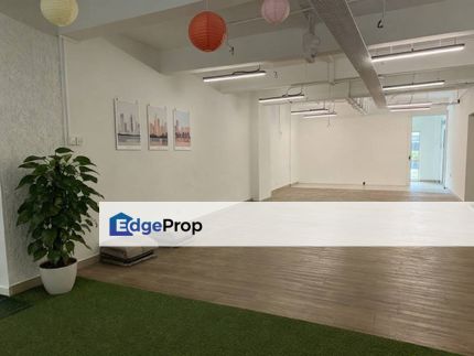 Top Floor Office Bandar Puteri Puchong near IOI Mall LDP Highway, Selangor, Puchong