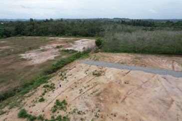 11 Lot Banglo Di Tebing Tinggi, Tanah Merah