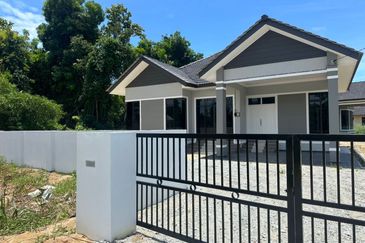 Banglo Setingkat Baru Siap Di Pasir Tumboh