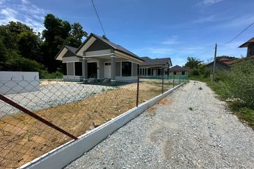 Banglo Setingkat Baru Siap Di Pasir Tumboh
