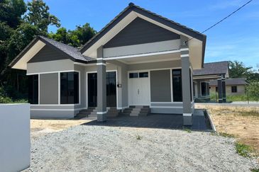 Banglo Setingkat Baru Siap Di Pasir Tumboh