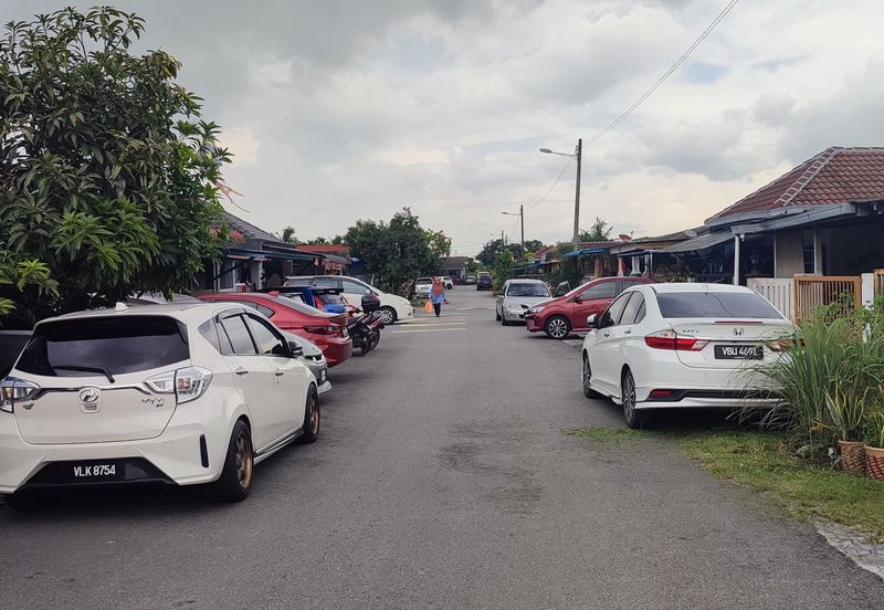 Jalan Sopan, Johan Setia