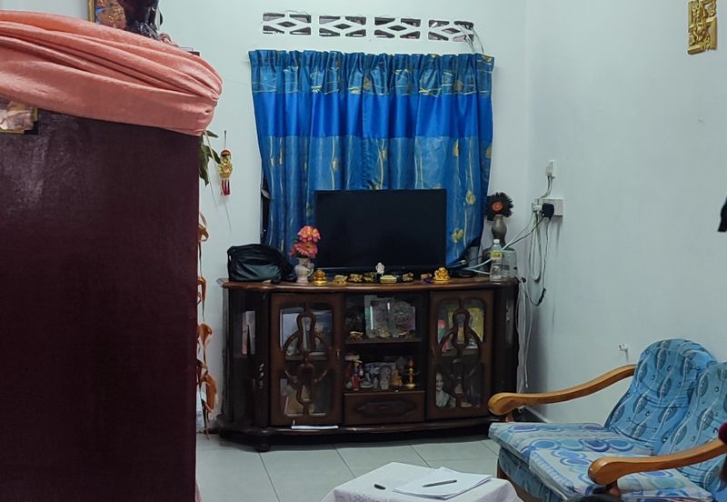 Jalan Sopan, Johan Setia