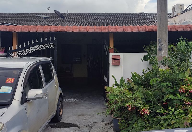 Jalan Sopan, Johan Setia