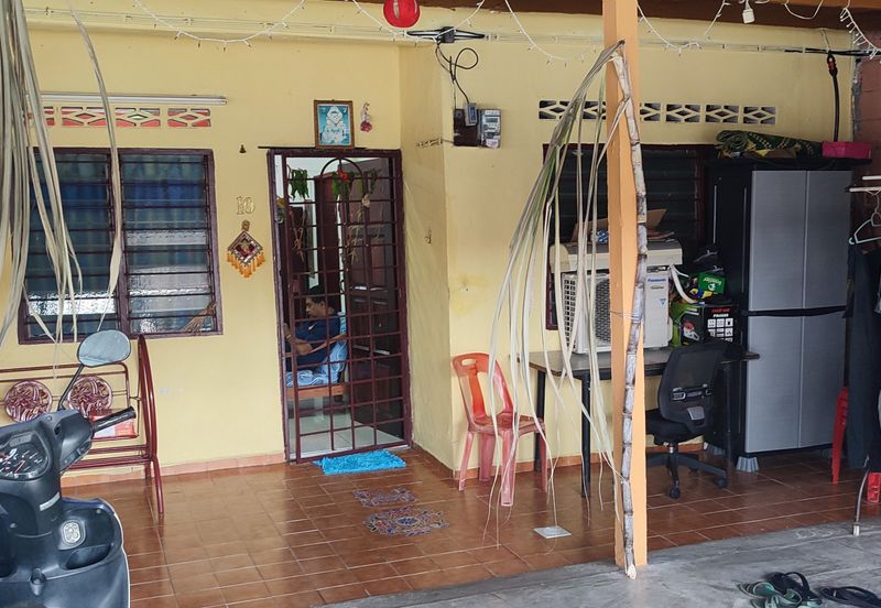 Jalan Sopan, Johan Setia