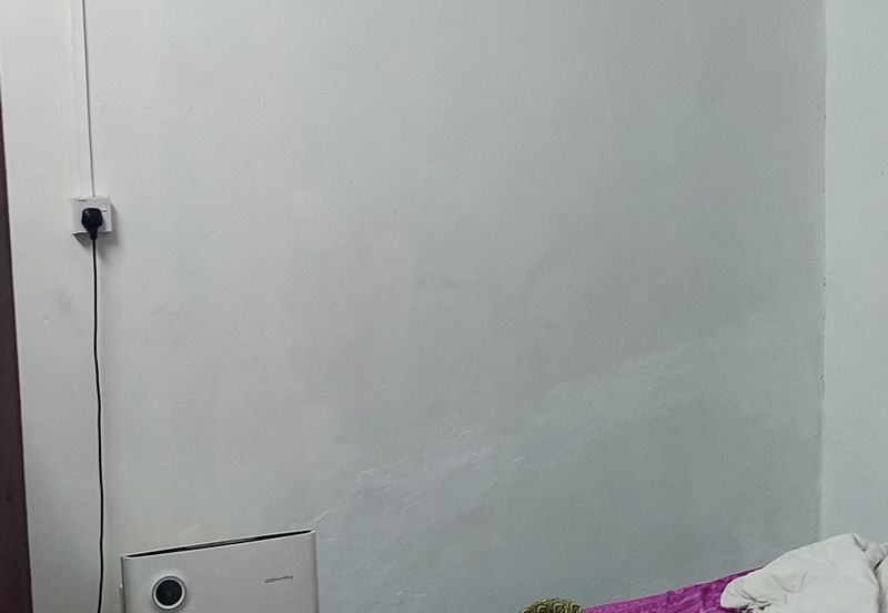 Jalan Sopan, Johan Setia