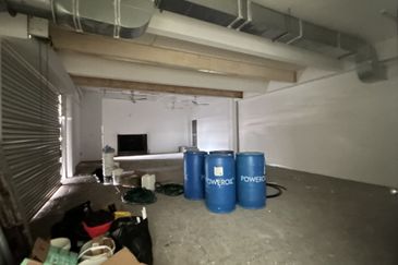 Tmn Molek - Three-adjoining Shop To Let