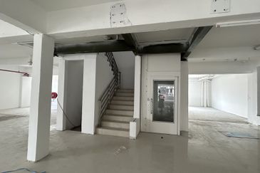 Tmn Molek - Three-adjoining Shop To Let