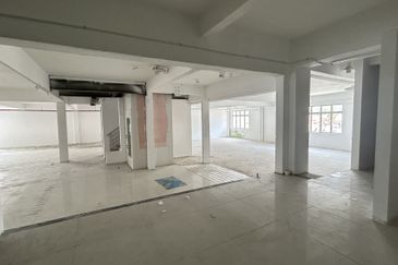 Tmn Molek - Three-adjoining Shop To Let