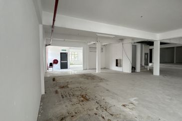 Tmn Molek - Three-adjoining Shop To Let