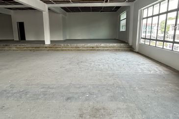 Tmn Molek - Three-adjoining Shop To Let