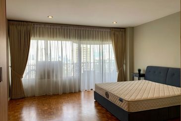 Merak Kayangan Court