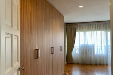 Merak Kayangan Court