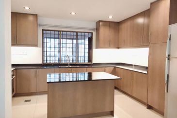 Merak Kayangan Court