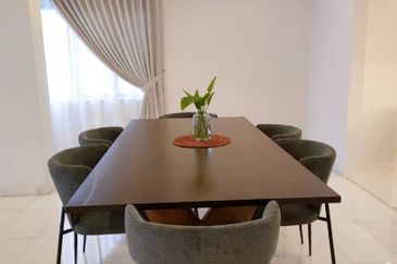 Merak Kayangan Court