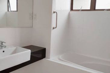 Merak Kayangan Court