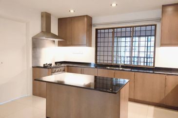 Merak Kayangan Court